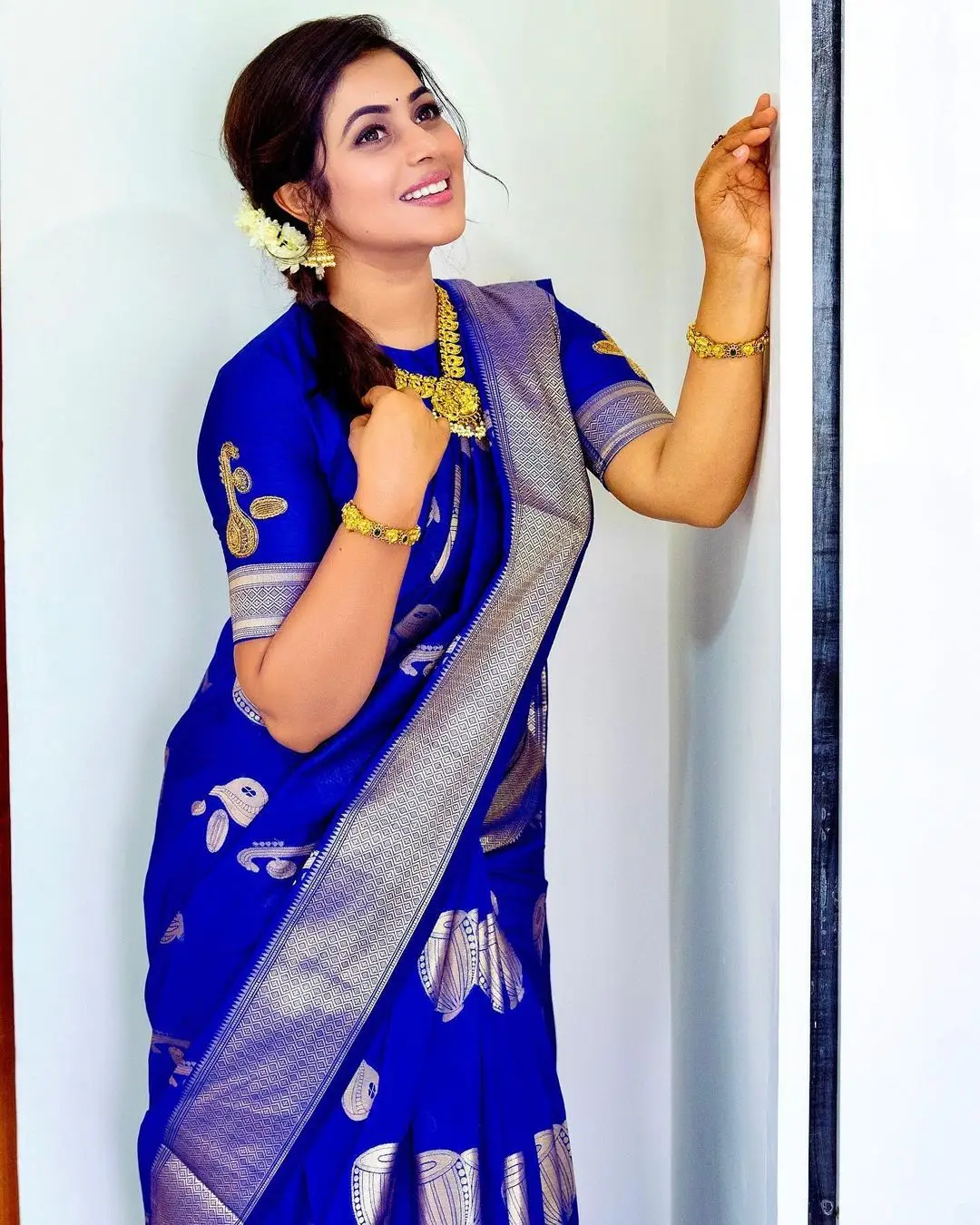 Shamna Kasim Wearing Beautiful Jewellery Blue Saree